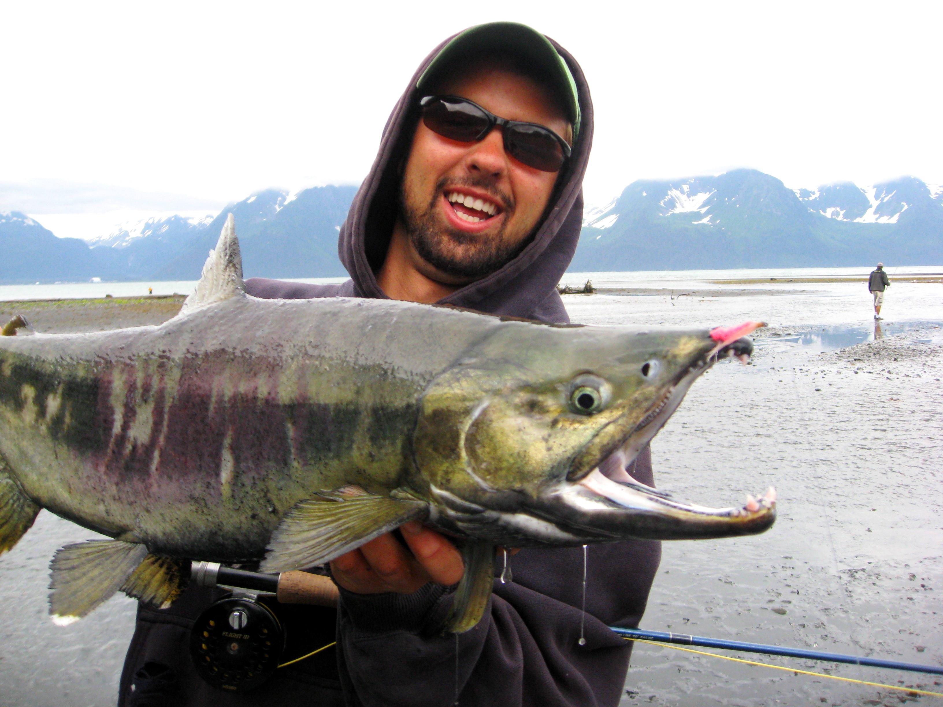 https://www.drifterslodge.com/wp-content/uploads/2018/08/Kenai-River-Drifters-Lodge-Pat-Lewallen-Guide-Chum-Salmon-in-Hope-Alaska.jpg