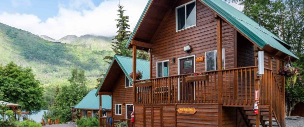 Drifters lodge cabin located on the banks of the kenai river